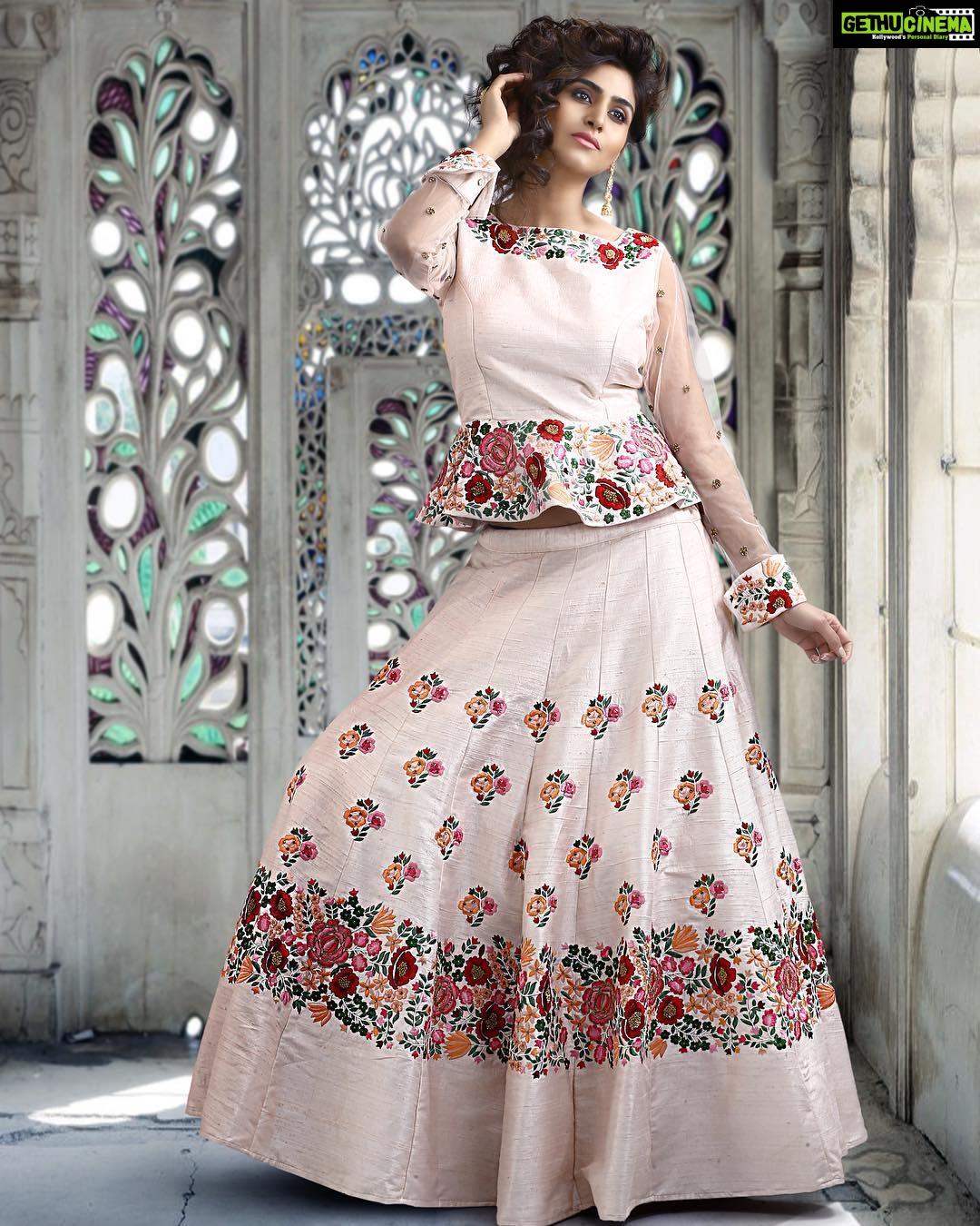 Varshini Sounderajan Instagram - Attitude is everything. New day, New strength, new thoughts. Costume @santhoshkumardesignstudio PC @preshmax @prashanthdonavalli