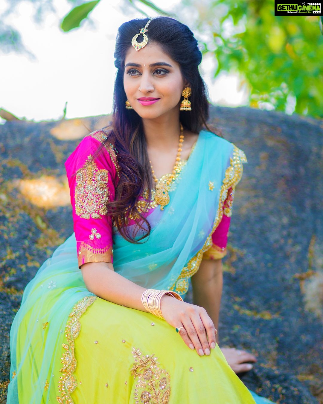 Varshini Sounderajan Instagram - Wishing you all a very happy Bhogi. Do watch Sarada Sankranthi on #etv Costume @ashwinireddyofficial Jewellery @adhistajewellery Styling @nandini5402 PC @chinthuu1132