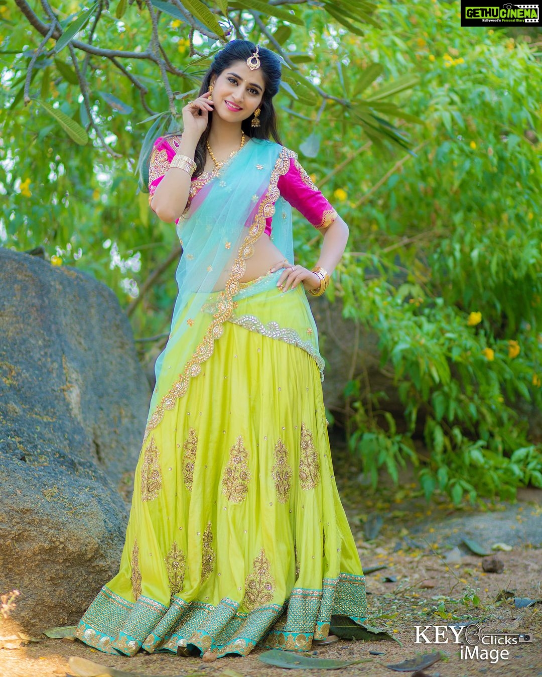 Varshini Sounderajan Instagram - Wishing you all a very happy Bhogi. Do watch Sarada Sankranthi on #etv Costume @ashwinireddyofficial Jewellery @adhistajewellery Styling @nandini5402 PC @chinthuu1132