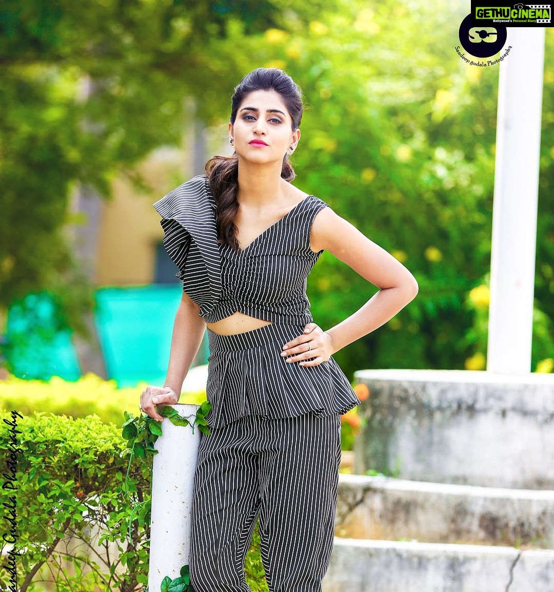 Varshini Sounderajan Instagram - For #dhee10 tonight in @dhiyuu @varun_rao_v PC @sandeepgudalaphotography #etv