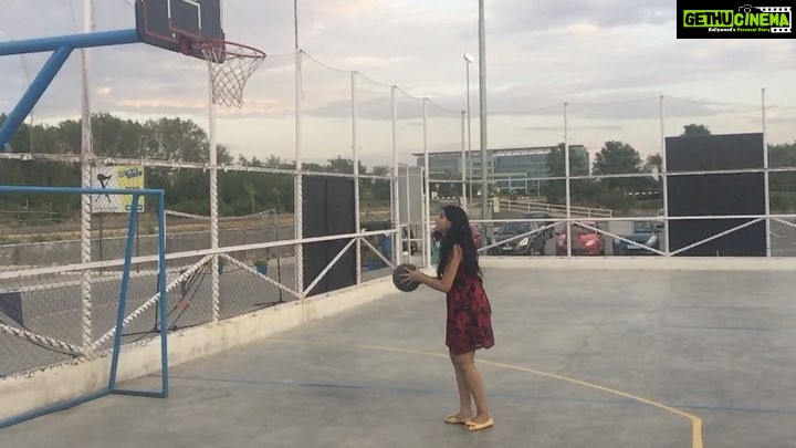 Varshini Sounderajan Instagram - #weekend #basketball #slowmo #happysunday #happtimes