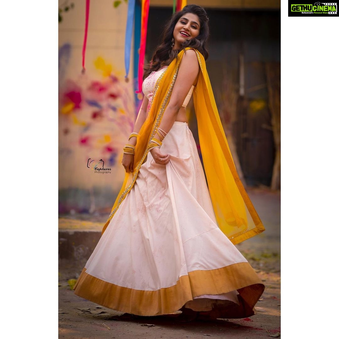 Varshini Sounderajan Instagram - Wishing you all a very happy Holi Costume @firoz_design_studio Makeup @venu_makeupandhair Hair @gopi_bridal_makeovers PC @v_capturesphotography