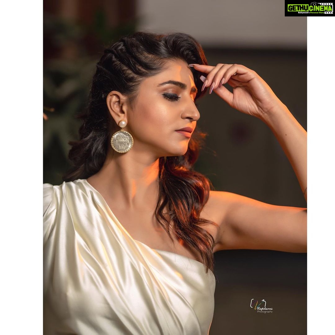 Varshini Sounderajan Instagram - For #comedystars every Sunday 1:30pm @starmaa Wearing @firoz_design_studio Earrings @houseofqc Hair @gopi_bridal_makeovers PC @v_capturesphotography