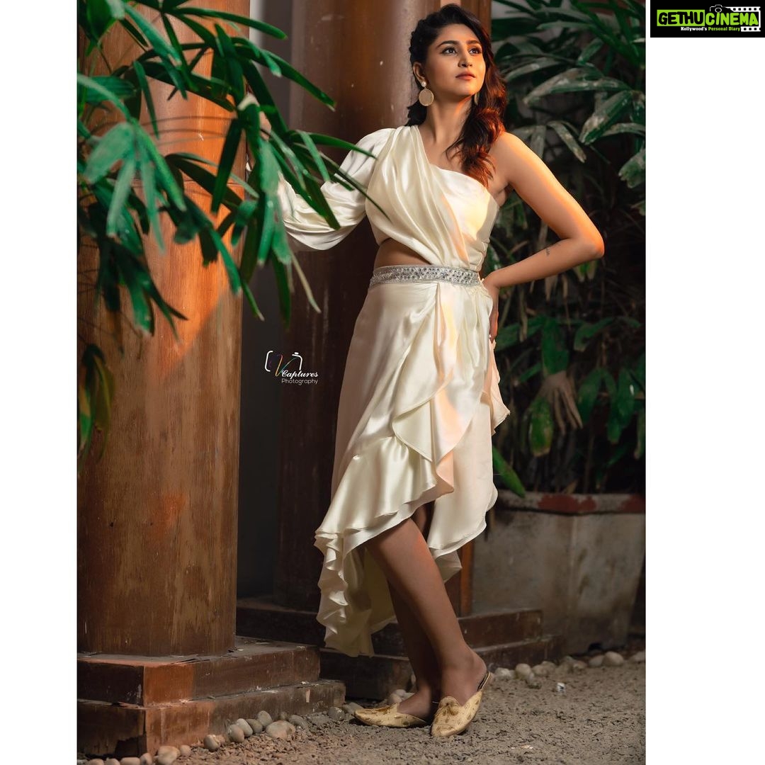 Varshini Sounderajan Instagram - For #comedystars every Sunday 1:30pm @starmaa Wearing @firoz_design_studio Earrings @houseofqc Hair @gopi_bridal_makeovers PC @v_capturesphotography