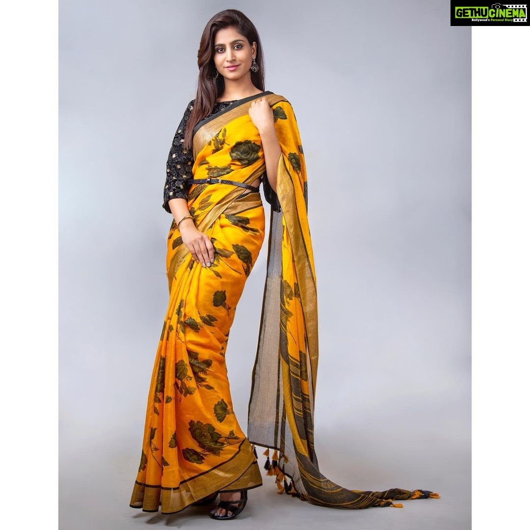 Varshini Sounderajan Instagram - Pulling off a desi diva number with this saree look inspired by @aditiraohydari for @ajiolife. Head to AJIO.com or the AJIO app for fresh festive inspo and styles at min. 50% off! #ajiolove #AditiXAjio #Diwali2019 #100DaysOfNew #FestiveFashion PC @chinthuu_klicks