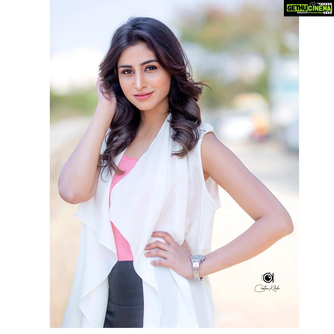 Varshini Sounderajan Instagram - New show! Cricket N Cinema For #starsports1telugu #Ipl Costume n styling @rekhaboggarapu Makeup n hair @emraanartistry PC @chinthuu_klicks