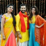Varshini Sounderajan Instagram - It was fun hosting with these super cool anchors @anchorravi_offl @syamalaofficial , for zee Telugu #sankranthisambaralu.. Costume @divya_varun_official