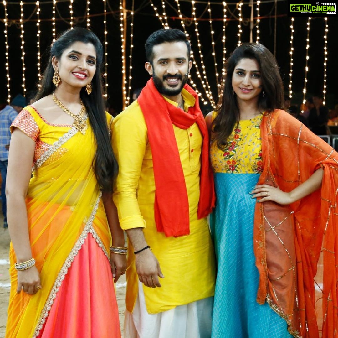 Varshini Sounderajan Instagram - It was fun hosting with these super cool anchors @anchorravi_offl @syamalaofficial , for zee Telugu #sankranthisambaralu.. Costume @divya_varun_official