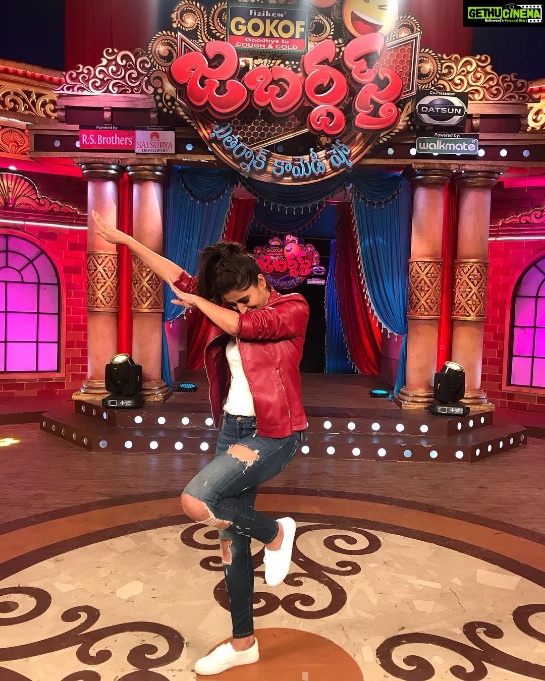Varshini Sounderajan Instagram - My kindaa swaag!! Catch me on #Jabardasth today #etv @9:30pm. Was fun hosting 2 episodes..hoping for more🤞 Thank you so much @mallemalatv N my directors #nithin #bharath for the opportunity. Makeup @shearsnbrushes Hair @Gopi