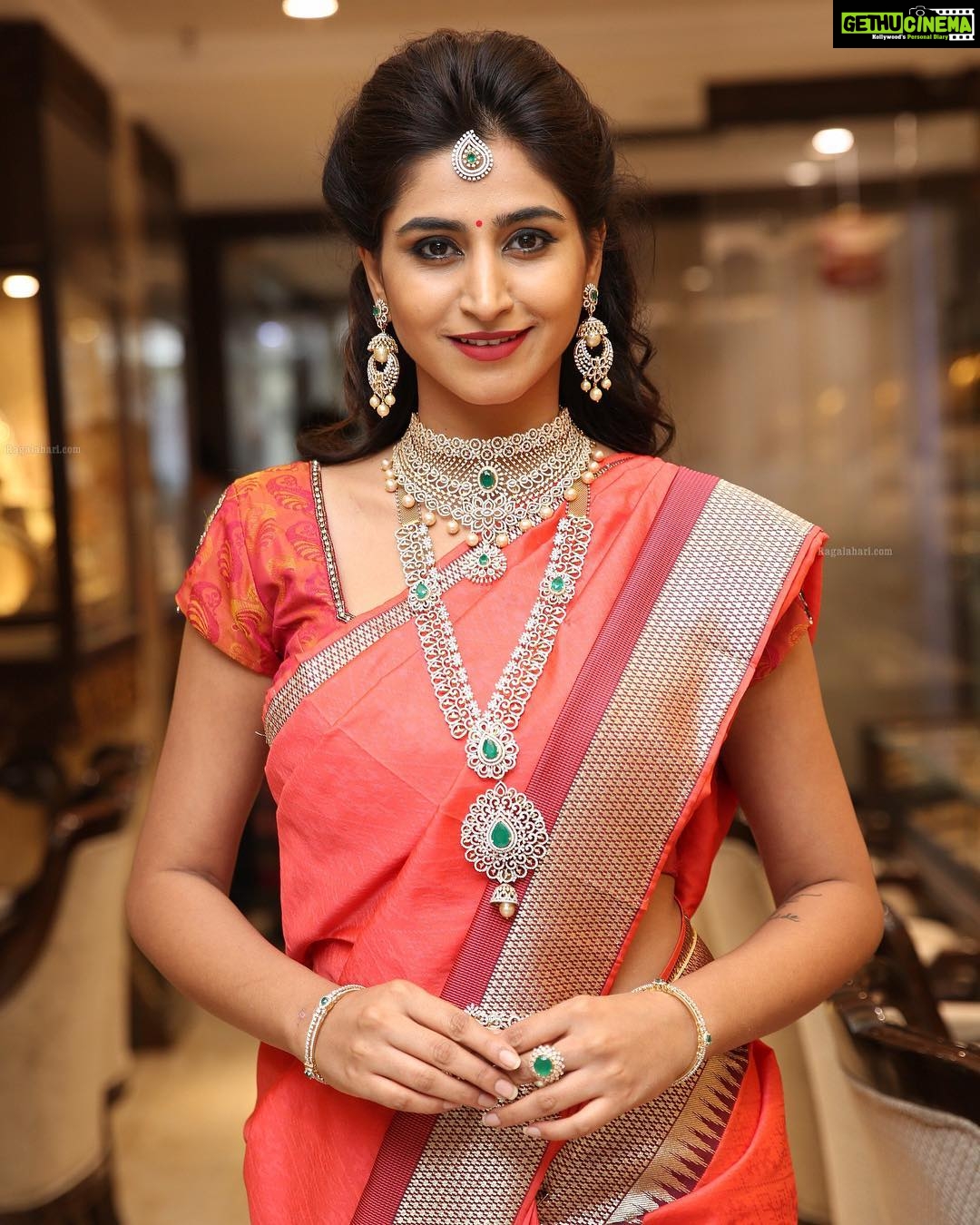 Varshini Sounderajan Instagram - Wishing you all a very happy Dussehra. Accessories @manepally_jewellers