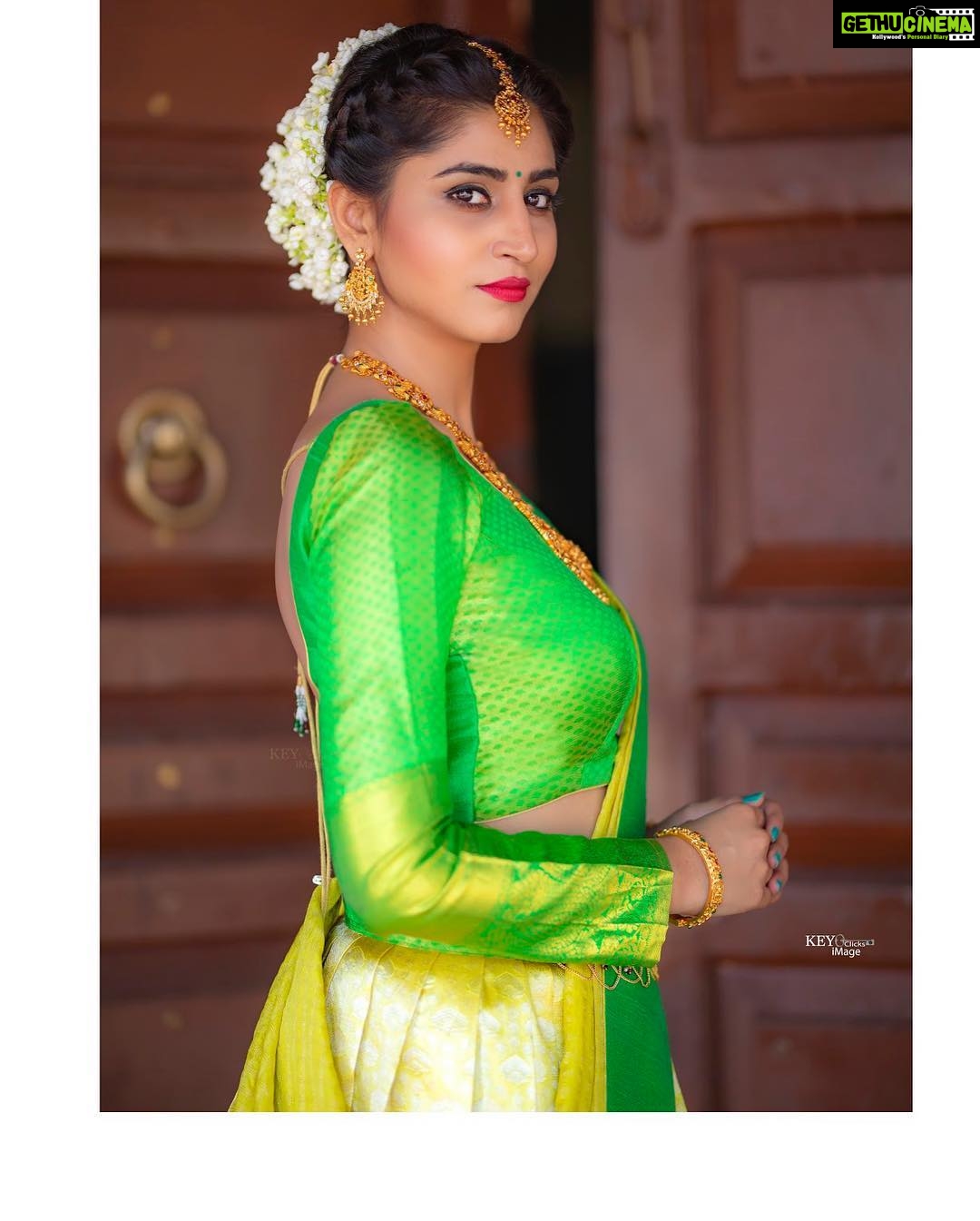 Varshini Sounderajan Instagram - Wishing you all a very happy Pongal. How many of them are watching #sankutumba saparivari samethanga# on #etv Wearing @divya_varun_official PC my all time fav @chinthuu1132