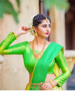 Varshini Sounderajan Instagram - Wishing you all a very happy Pongal. How many of them are watching #sankutumba saparivari samethanga# on #etv Wearing @divya_varun_official PC my all time fav @chinthuu1132