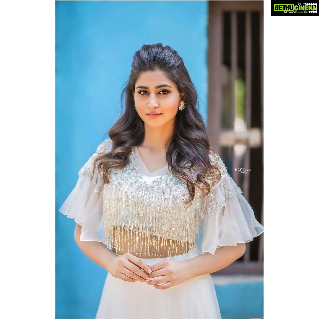 Varshini Sounderajan Instagram - Do watch #povepora today #etvplus for the grand celebrations of 75th episode. Costume @justlikethatbyanju PC @chinthuu1132