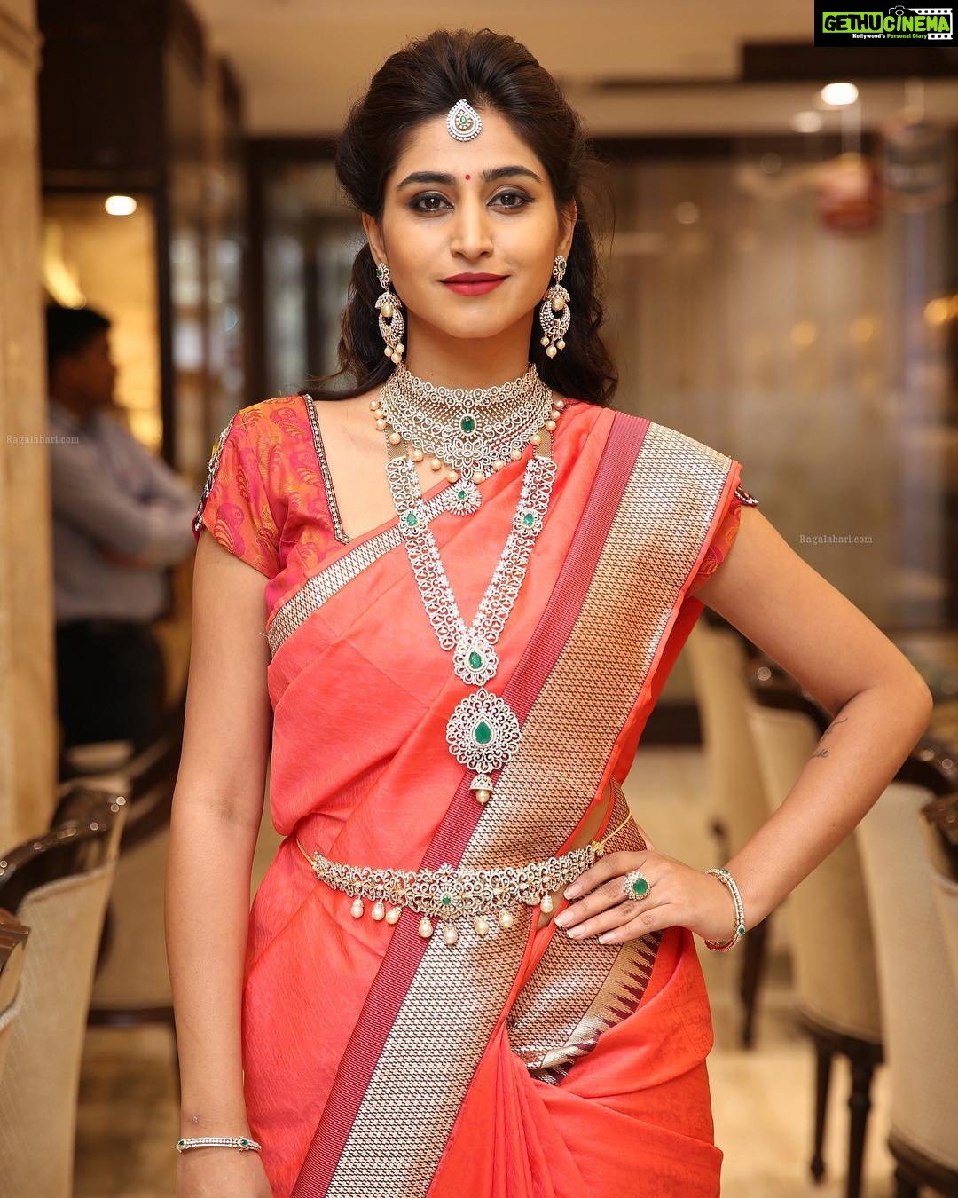 Varshini Sounderajan Instagram - Wishing you all a very happy Dussehra. Accessories @manepally_jewellers