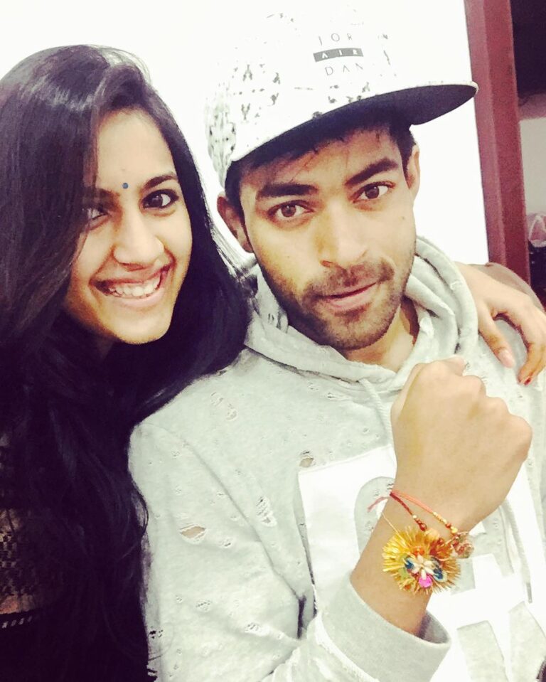 Varun Tej Instagram - This cutie drove all the way to my shooting location in banswada to tie me a rakhi! Love you to the sky and back!😘 #rakshabandhan#sislove Banswada