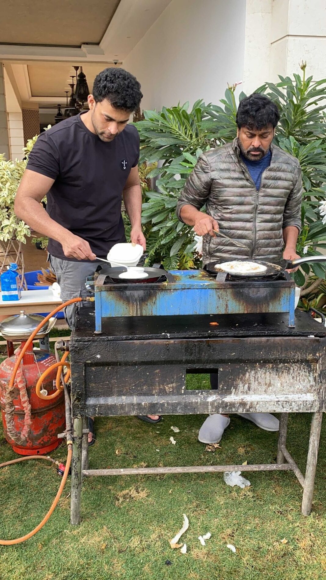 Varun Tej Instagram - Dosa making 101 with boss! @chiranjeevikonidela 🤗🤗🤗 #Bhogi2022