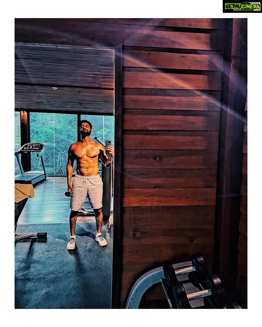 Vicky Kaushal Instagram - Got 99 problems but the bench ain’t one.