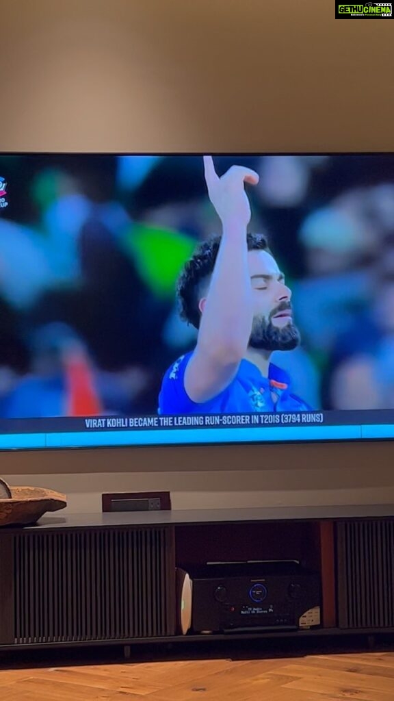 Vicky Kaushal Instagram - “Even the Gods wanted a game like this!” What a beauty of a knock by the absolute KING. @virat.kohli Grit. Composure. Belief. Thank you for the Diwali gift #TeamIndia @indiancricketteam 🇮🇳🇮🇳🇮🇳