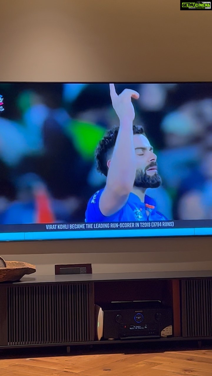 Vicky Kaushal Instagram - โEven the Gods wanted a game like this!โ What a beauty of a knock by the absolute KING. @virat.kohli Grit. Composure. Belief. Thank you for the Diwali gift #TeamIndia @indiancricketteam ๐ฎ๐ณ๐ฎ๐ณ๐ฎ๐ณ