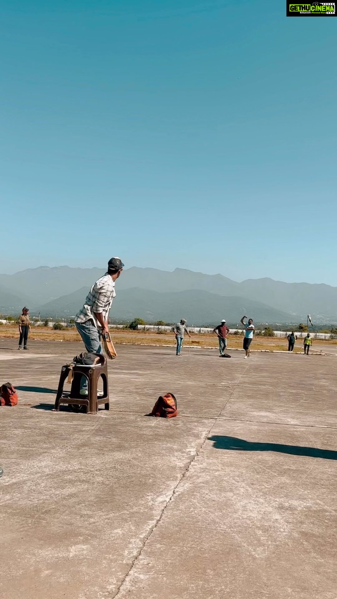 Vicky Kaushal Instagram - Making the most of an early pack up… Sneaking out some cricket time with the Film crew!!! Chair, patla, sandbags and a stick for the non stricker’s end… jugaad pro max. Mazze aa gaye!