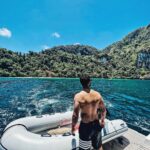 Vicky Kaushal Instagram - No wifi still finding better connection. 🌊🏝☀️