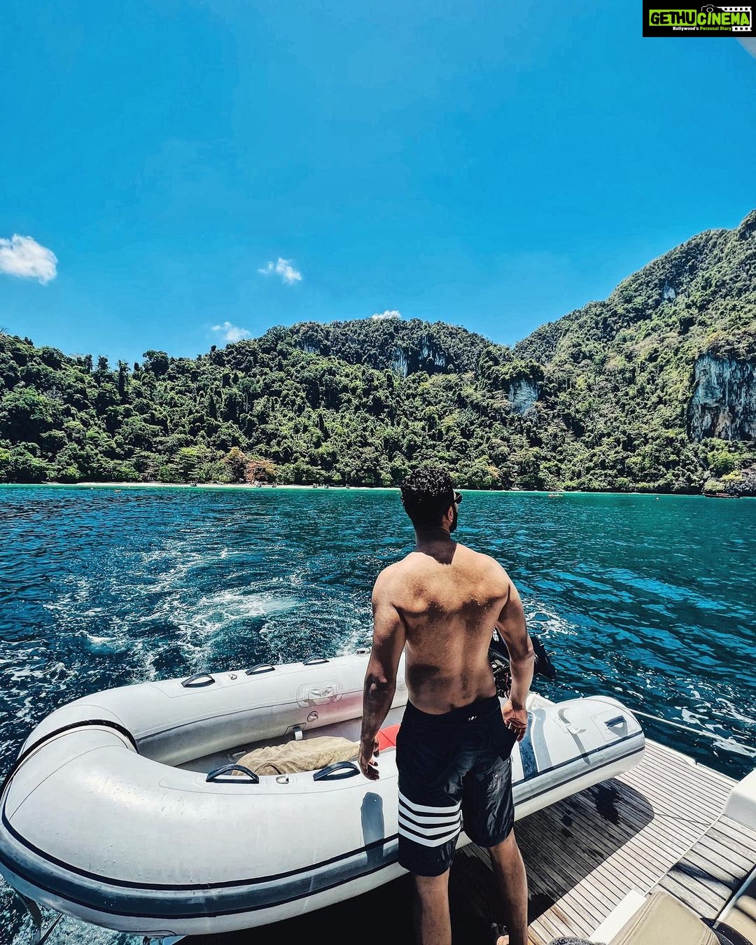 Vicky Kaushal Instagram - No wifi still finding better connection. 🌊🏝☀️