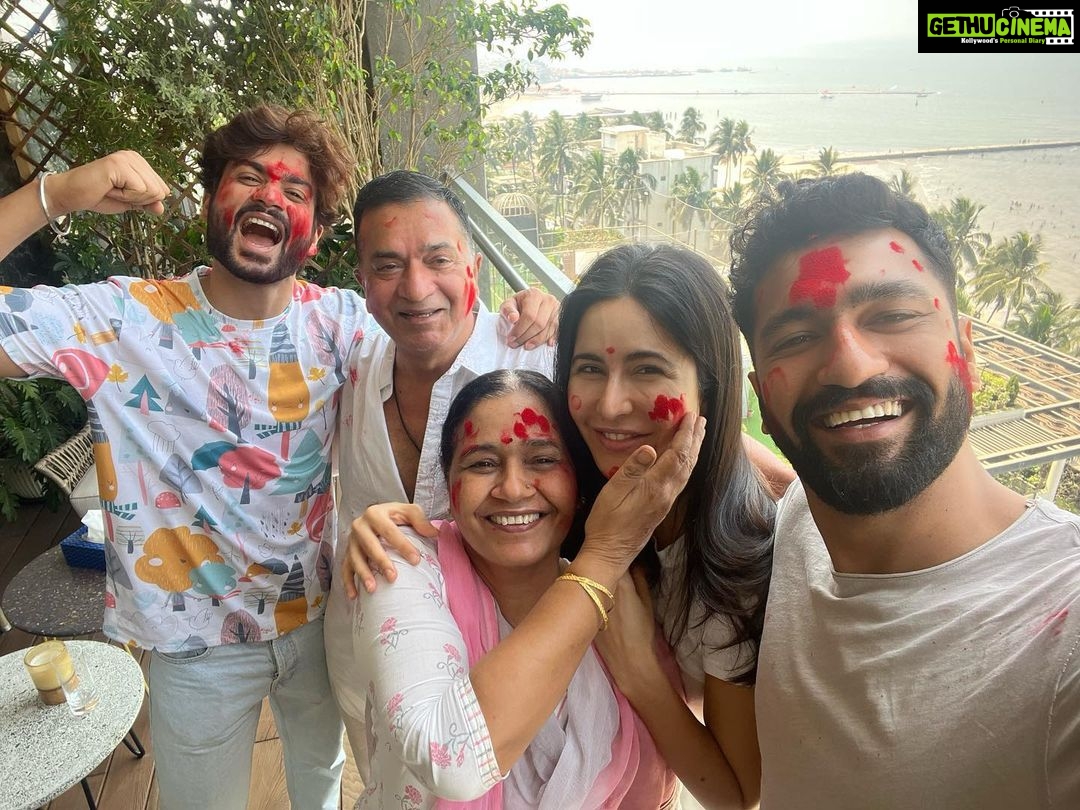 Vicky Kaushal - 2.6 Million Likes - Happy Holi!!! š¤š¤š¤