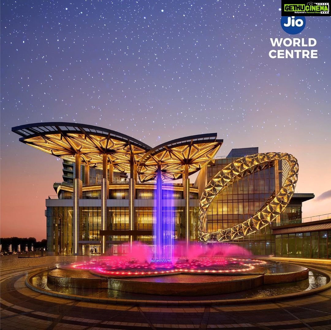 Vicky Kaushal Instagram - Every great city has landmarks that shape its identity. I’m proud that Mumbai’s newest landmark is also a cultural centre among so many other things. Jio World Centre is truly a landmark we can all be proud of and it’s an amazing gesture by Nita Ambani to dedicate the Fountain of Joy to the city of Mumbai. @jioworldcentre @dhirubhai_ambani_square