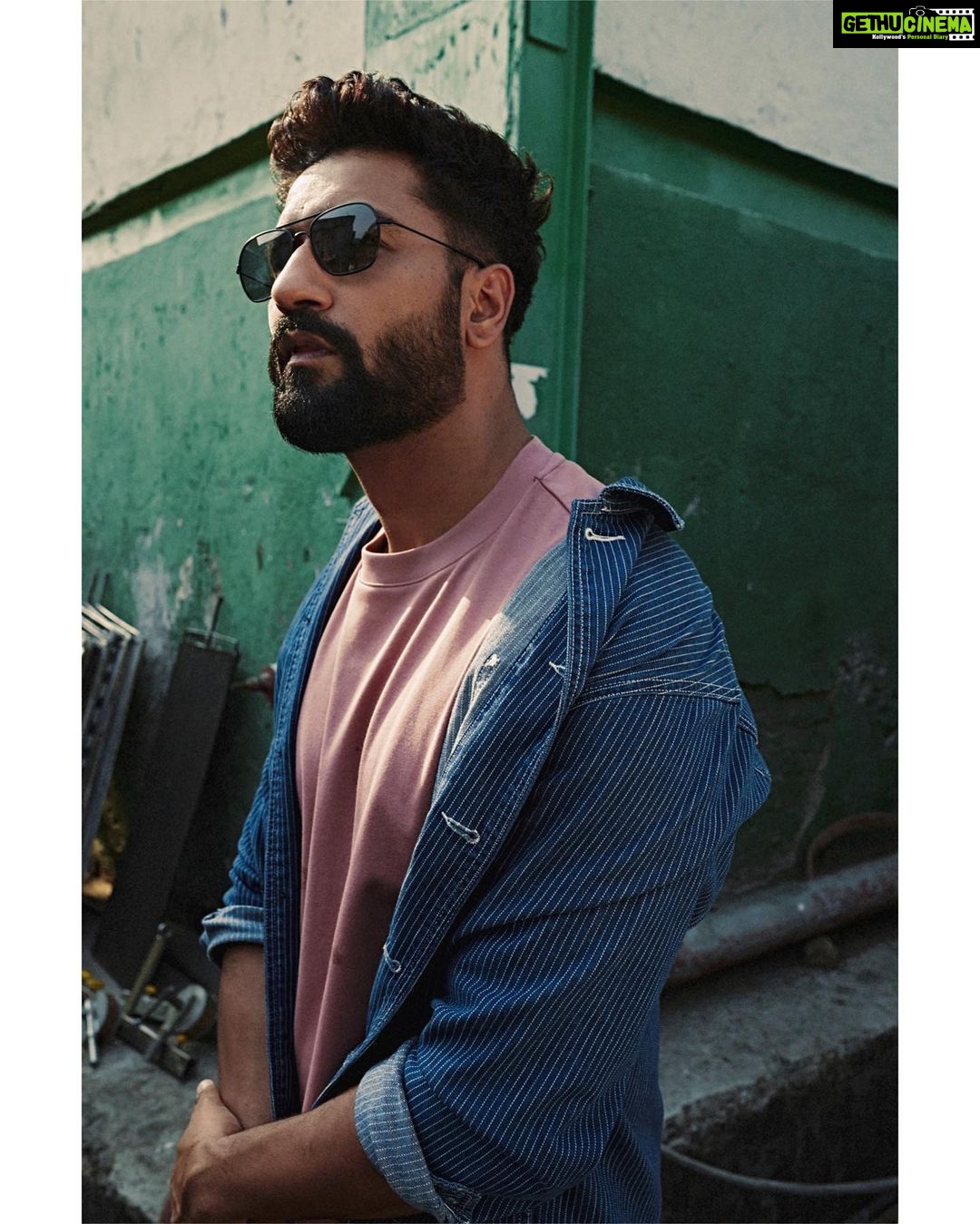 Vicky Kaushal Instagram - Quick burst. 📸⚡️ . @vaishnavpraveen | @amandeepkaur87