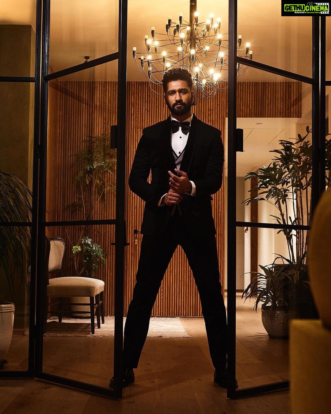Vicky Kaushal Instagram - Time to say, HELLO! Thank You @hellomagindia for the honour and a lovely evening. #HelloHallOfFame #PerformanceOfTheYear #SardarUdham . @amandeepkaur87 | @trishasarang