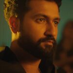 Vicky Kaushal Instagram - There is no shortcut to success… it takes hard work, dedication and passion. @beardo.official and I are proud to bring you our labour of hard work. Whiskey Smoke- the literal scent of success. 🥃👑 #ItsTime #WhiskySmoke #Beardo #AD