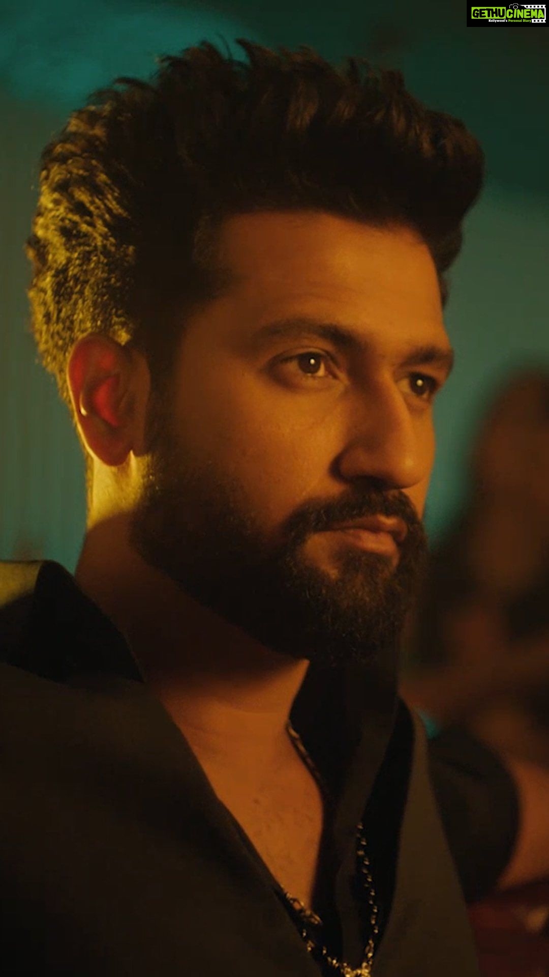 Vicky Kaushal Instagram - There is no shortcut to success… it takes hard work, dedication and passion. @beardo.official and I are proud to bring you our labour of hard work. Whiskey Smoke- the literal scent of success. 🥃👑 #ItsTime #WhiskySmoke #Beardo #AD