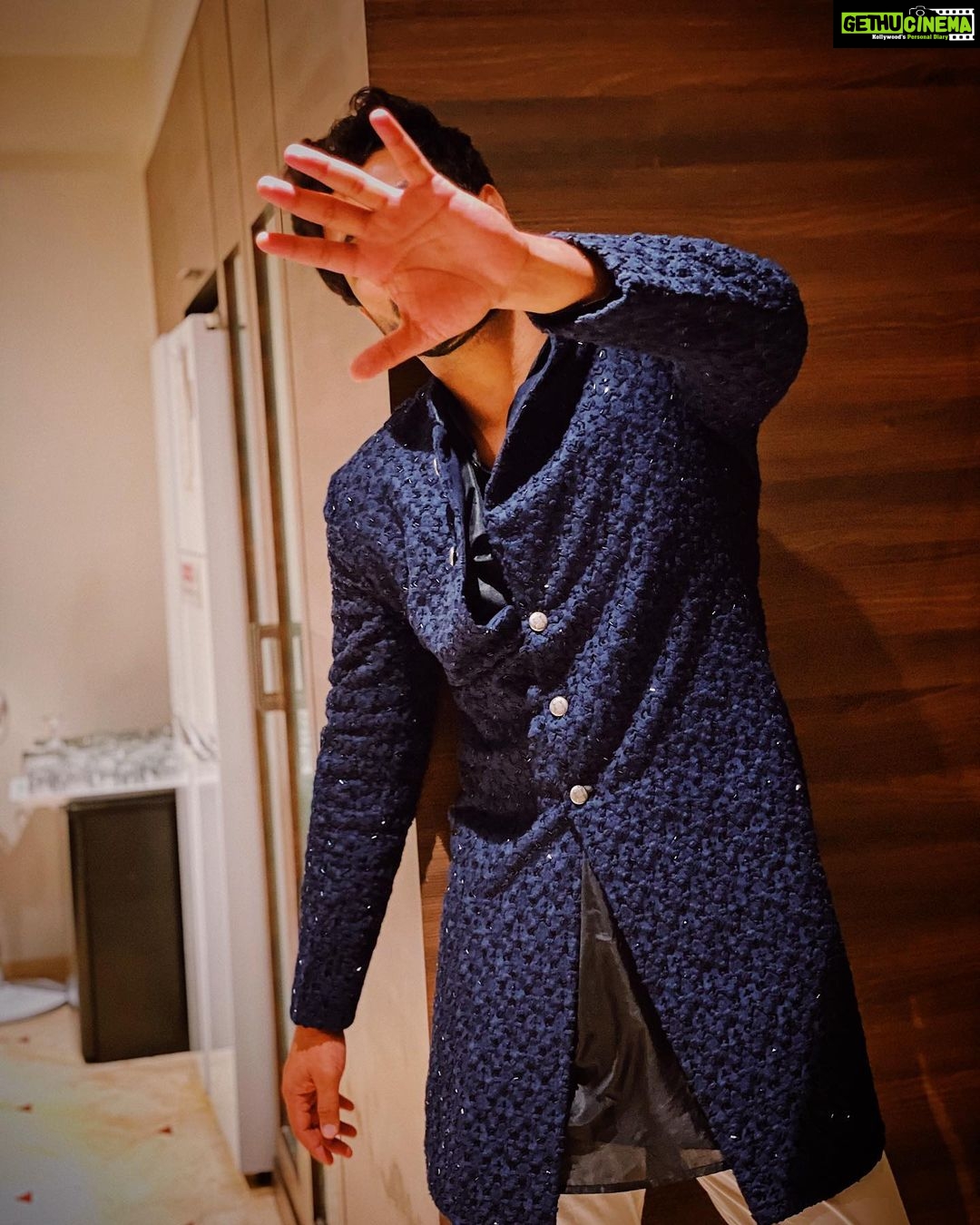 Vicky Kaushal Instagram - When you are cornered into an impromptu photoshoot by the designer himself. @kunalrawalofficial 😘👊🏽