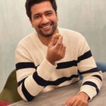 Vicky Kaushal Instagram - It’s been 10 days and the way you have accepted the Film and continue to carry it forward has been heartwarming for the Team!!! Cherishing all the love pouring in, Udham Singh style. I guess we both share the same love for laddoos. Thank You so much for not just watching the Film but experiencing it. Thank You for befriending #SardarUdham ❤️🙏🏽 . @shoojitsircar @ronnie.lahiri @primevideoin @banitasandhu @amolparashar @writish1 @filmsrisingsun @kinoworksllp #AvikMukhopadhyay #ShubenduBhattacharya @veerakapuree @mansidhruvmehta @singhal_tushar @vibhutitomar
