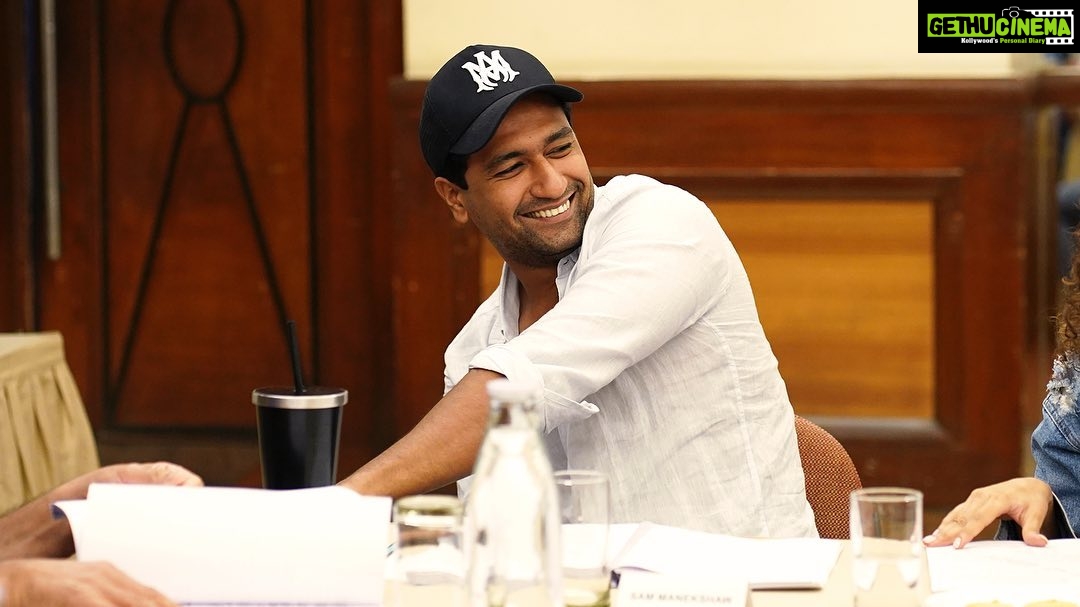 Vicky Kaushal Instagram - Reading together, a story we are honoured to tell. Of a Soldier and a Gentleman. Our Samबहादुर . @meghnagulzar @sanyamalhotra_ @fatimasanashaikh @ronnie.screwvala @bhavani.iyer #ShantanuSrivastava @maharrshshah @rsvpmovies