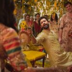 Vicky Kaushal Instagram – Mehendi Taa Sajdi Je Nache Saara Tabbar! 🕺🏽💃🏽✨