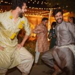 Vicky Kaushal Instagram – Mehendi Taa Sajdi Je Nache Saara Tabbar! 🕺🏽💃🏽✨