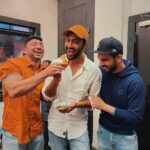 Vicky Kaushal Instagram – Find yourself a chef and a trainer who are this happy when you are caught eating a Samosa! 
.
@akshayarora3 @mustafa_thebull_ahmed