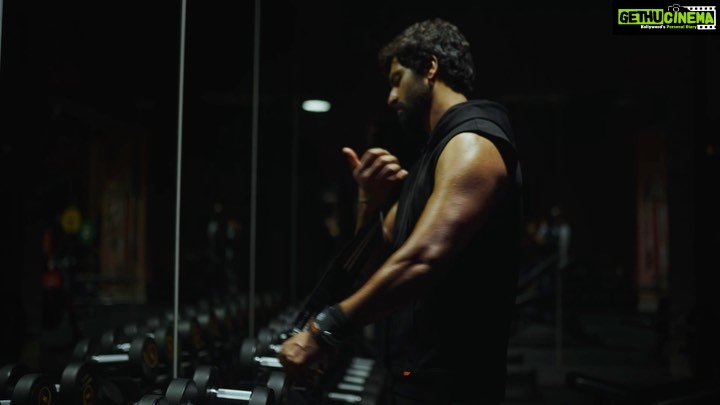 Vicky Kaushal Instagram - For me, fitness has always been about pushing myself to the limits to make EVERY. REP. COUNT. And that's fuelled by how much improvement I want to see in myself. And the one thing that I rely on for my muscle strength & recovery is HK Vitals Super Strength Fish Oil from the House of HealthKart HK Vitals Super Strength Fish Oil means Super Workouts and Super Recoveries. 💪💪 @hkvitals #HKVitals #HealthKart #EverydayBetter #superstrengthfishoil #fitness #health #musclestrength #fishoil #omega3 #nutrition #musclerecovery #workouts #ad