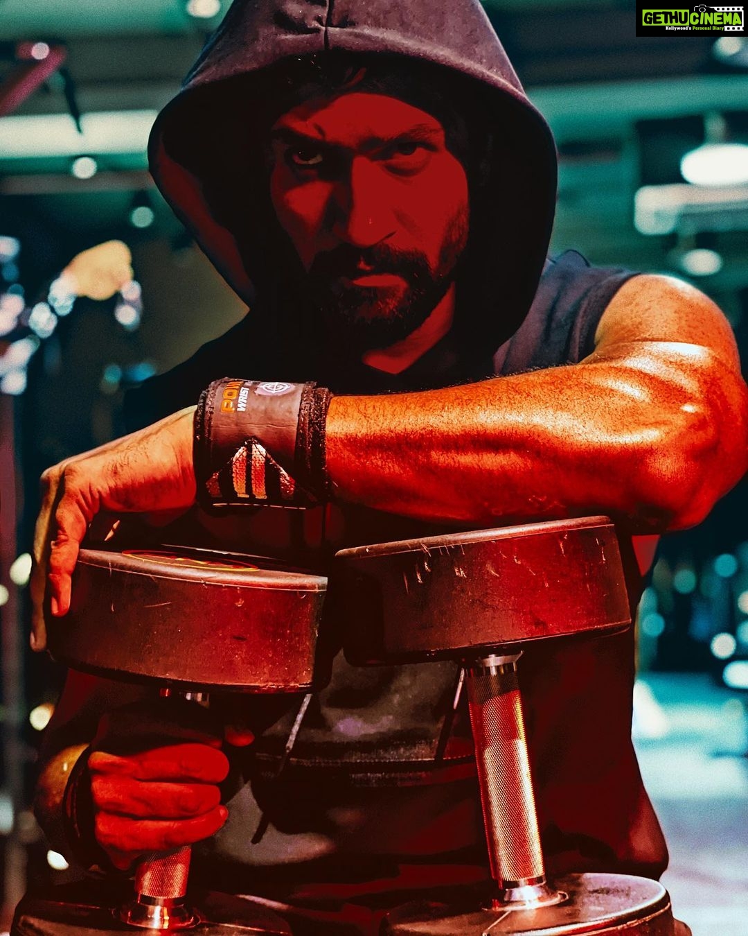 Vicky Kaushal Instagram - Midnight drill. 😡💣
