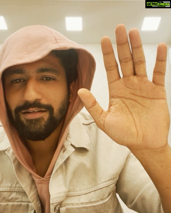 Vicky Kaushal Instagram - Felt cute will 100% delete it later. Bohot zor se Acting aa rahi thi. . Vanity jam- Purple Hat.
