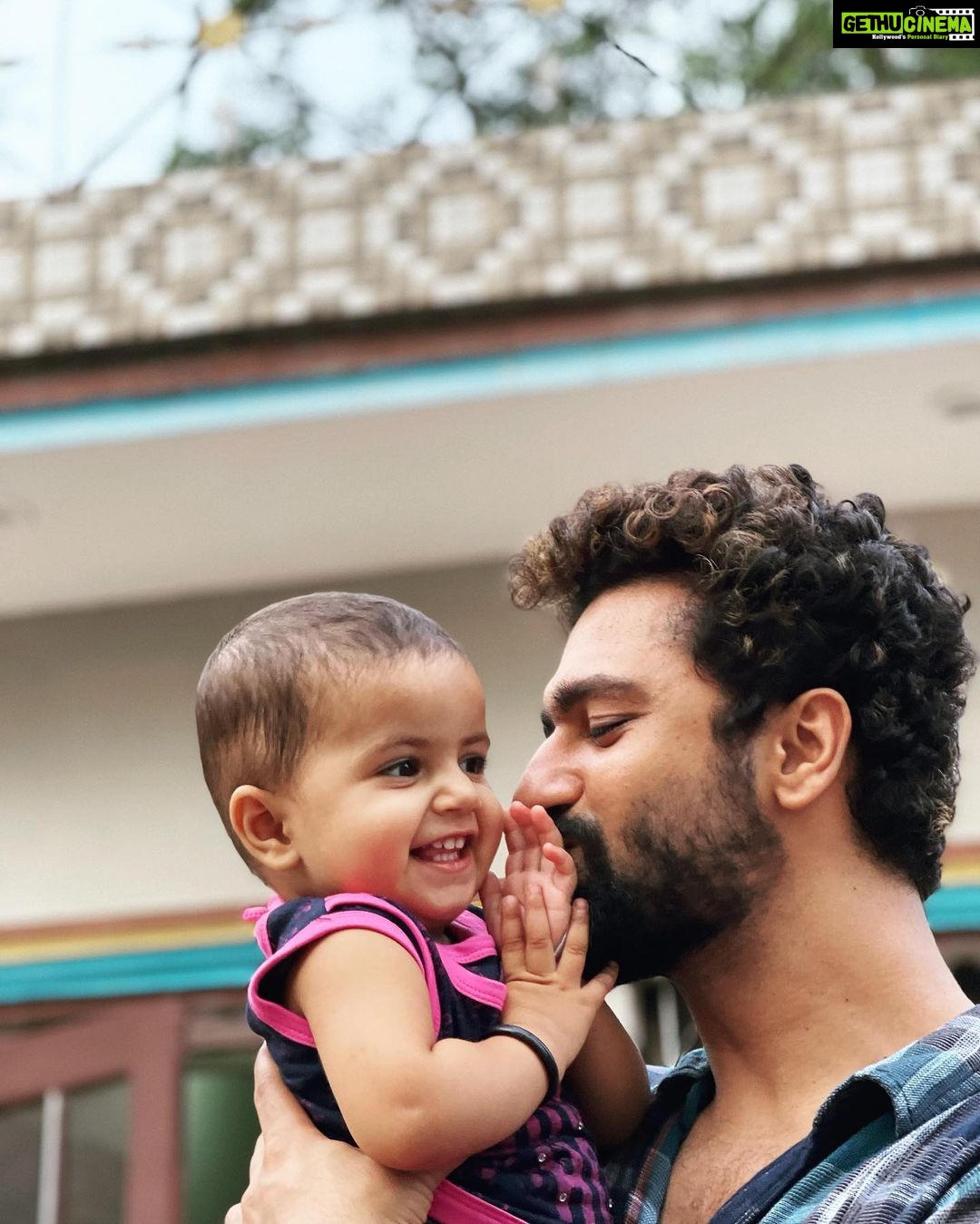 Vicky Kaushal Instagram - Took a lot of ghumi-ghumi and joker-ing around for Tayaji to befriend his little Bhatiji . #joy ✨