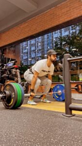 Vicky Kaushal Instagram - After a slow post-covid recovery we finally managed to hit a new personal record with deadlifts. So ya, we were happy boys in the park this morning! @mustafa_thebull_ahmed #fightback 🔥