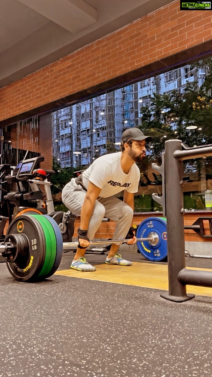 Vicky Kaushal Instagram - After a slow post-covid recovery we finally managed to hit a new personal record with deadlifts. So ya, we were happy boys in the park this morning! @mustafa_thebull_ahmed #fightback 🔥