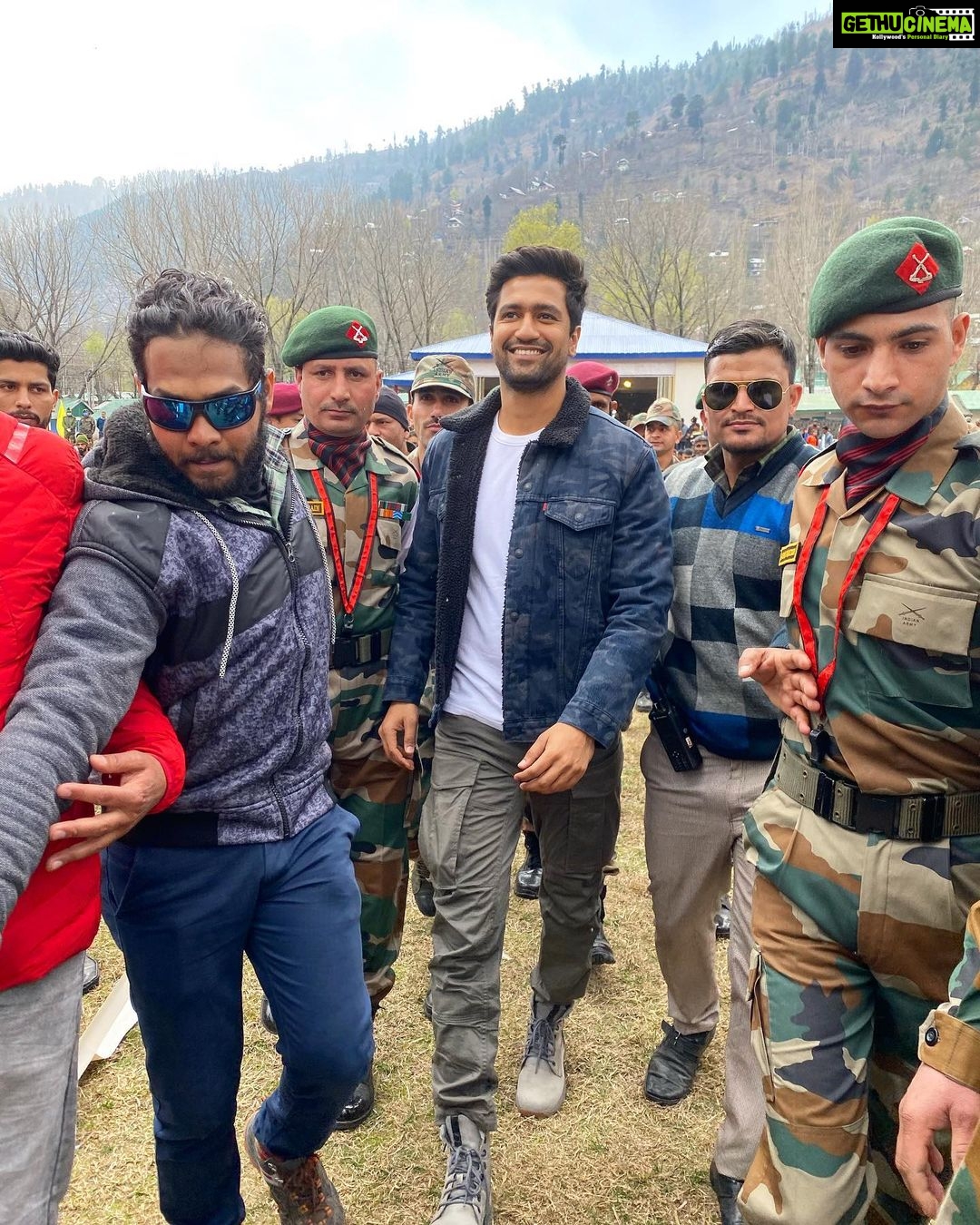 Vicky Kaushal Instagram - My heartfelt thanks to the Indian Army for inviting me to the Uri Base Camp, Kashmir. Thank You for giving me an opportunity to spend a lovely day with the locals who were so full of warmth and amazingly talented. It is the biggest honour for me to be in company of our great armed forces. Thank You. Jai Hind! 🇮🇳❤️