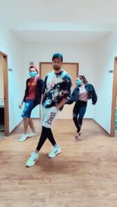 Vicky Kaushal Instagram - Bitten by the #dontrushchallenge bug. Wasted much time watching videos of it, thought of wasting a little more by making one. Don’t Rush. #firstreel btw. ✌🏽 . @karsonali @swapoo17 thanks for helping me make a reel. Couldn’t understand a thing.