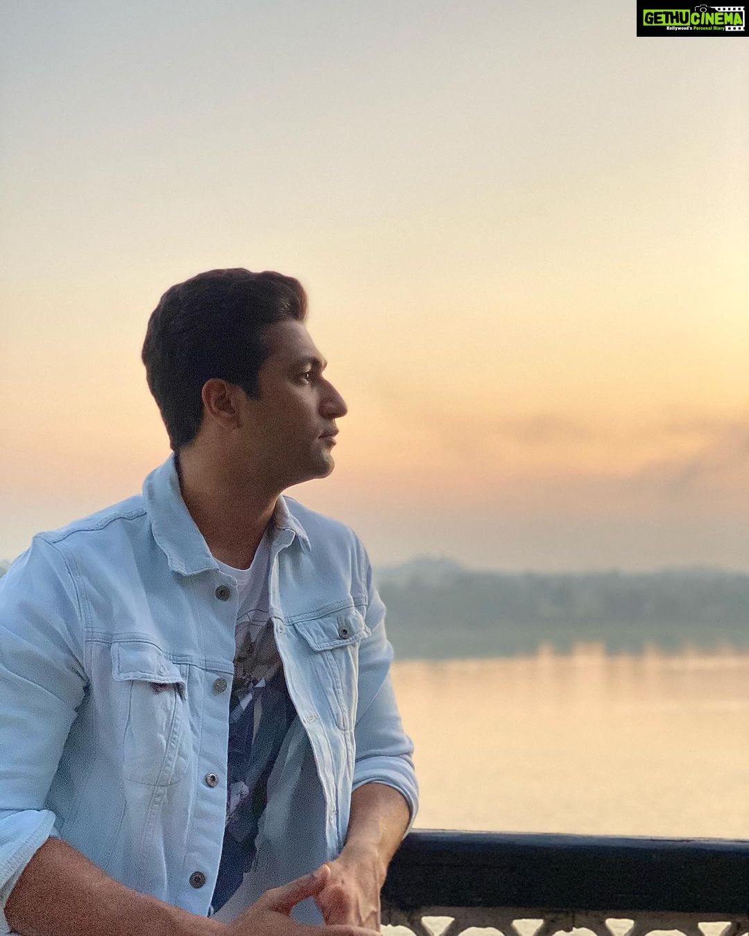 Vicky Kaushal Instagram - Narmada. 🧡 📷: @seherkacharyaa