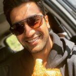 Vicky Kaushal Instagram - Kaha tha nahi kha paunga, par raha nahi gaya. There you go Harshita (@vickyyismylifeline)! Happy to have a fan who knows I’m perpetually hungry. Mummy Pappa ko bina bataye airport milne aa gayi saath mein samose jalebi lekar. (Aunty Uncle gussa mat karna agar padh lo toh 🙏) Lots of love to you! Indore ke samose waise kamaal hain yaar.