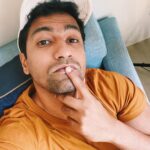 Vicky Kaushal Instagram - Turn around daze. 🎬🌞🌙🕰🤔