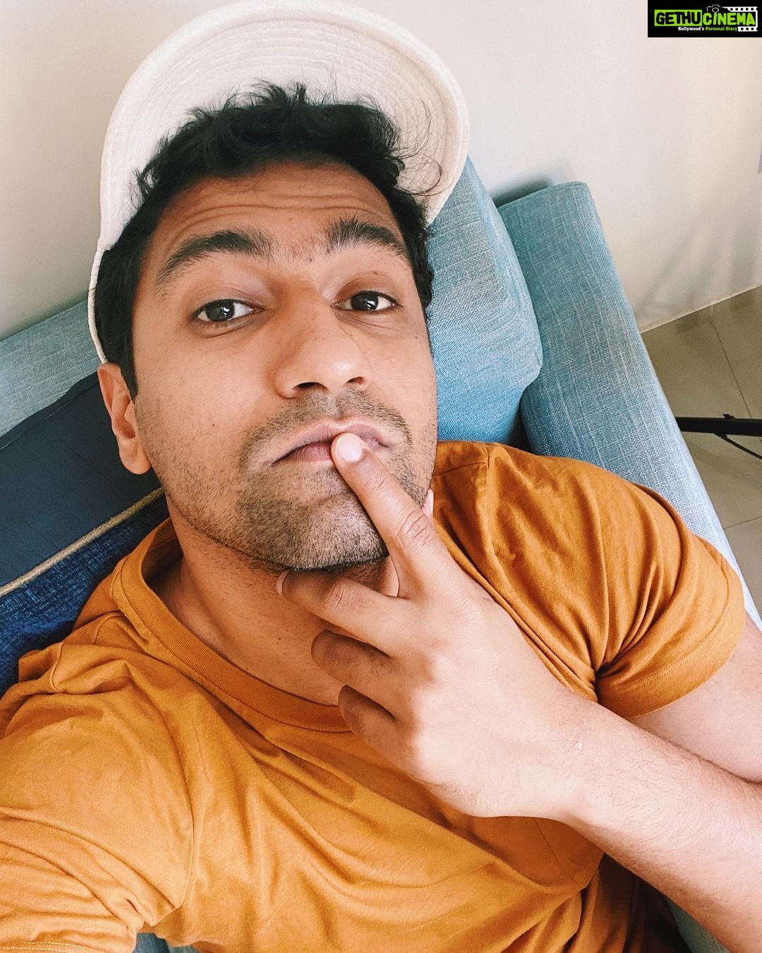 Vicky Kaushal Instagram - Turn around daze. 🎬🌞🌙🕰🤔